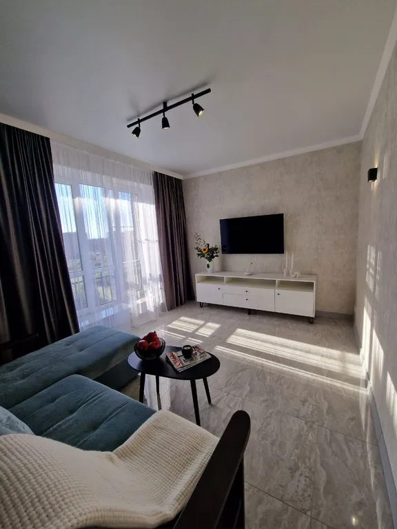 Апартамент с панорамными окнами и очками виртуальной реальности