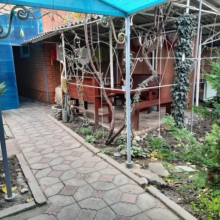 Половина двухэтажного дома у моря