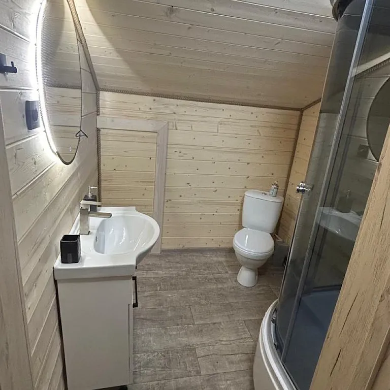 Средний дом в лесу, с видом на горы