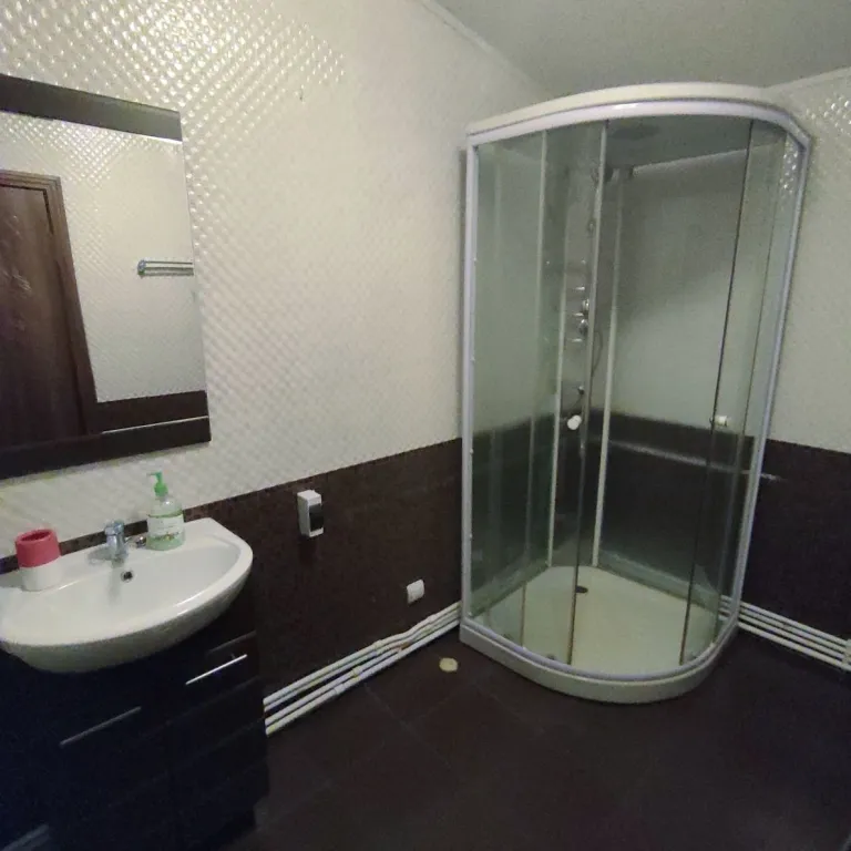 Дом на скале с панорамным видом на озеро