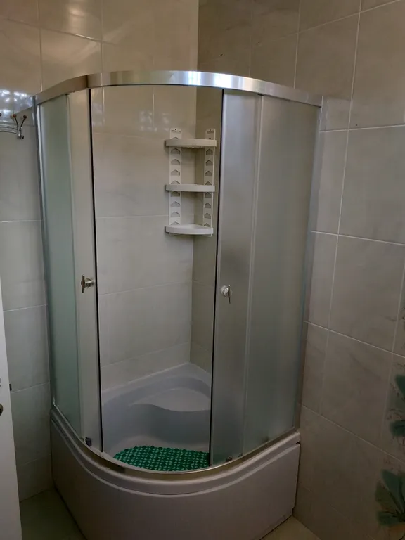 Отдельно стоящий коттедж из двух комнат, кухни и террасы