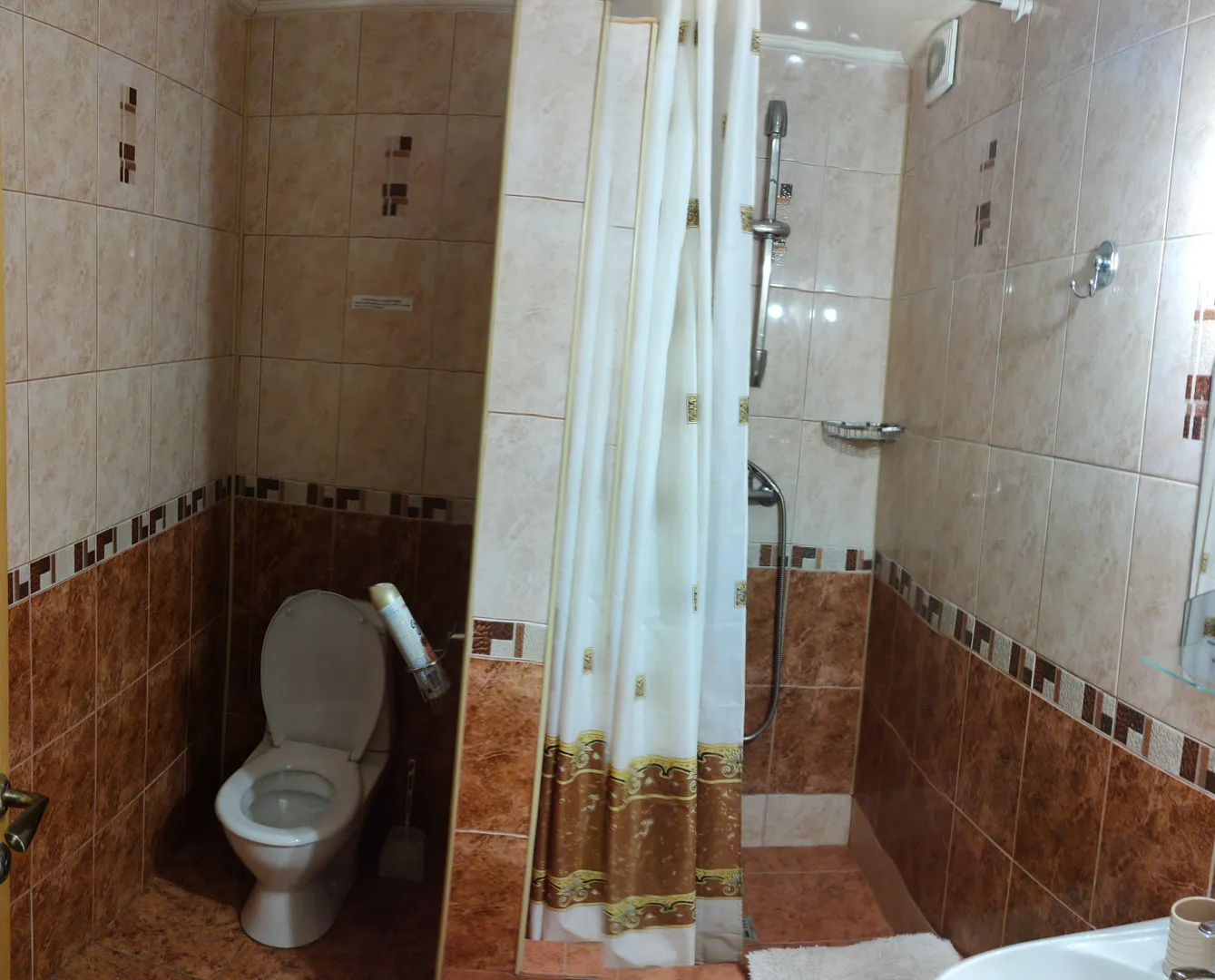 Общий душ и туалет на два номера