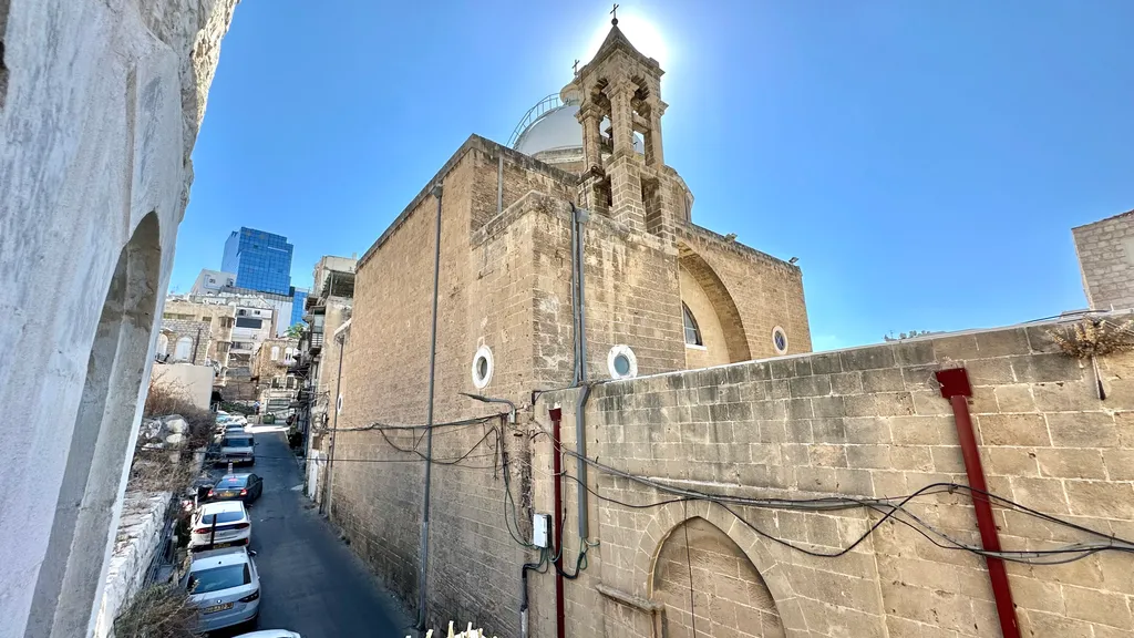 Крутые апартаменты с балконом рядом с Парижской площадью