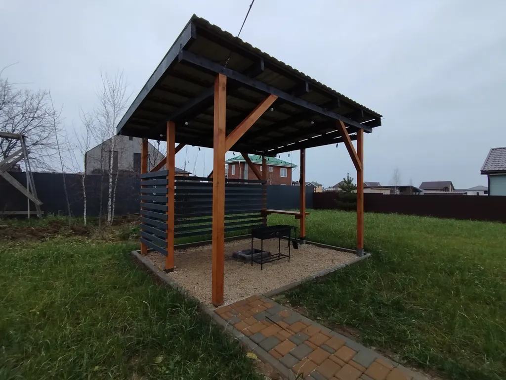 Стильный барн с крытой мангальной зоной