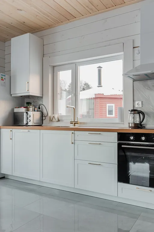 Новый дом с видом на озеро, сауной, гриль-домом и детской площадкой