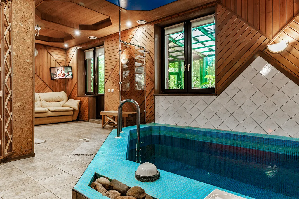 Современный дом с бассейном и сауной для большой компании