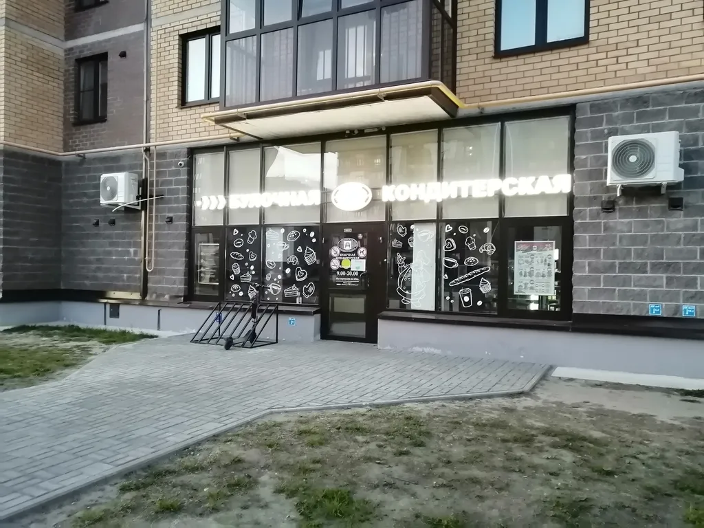 Студия с видом на город