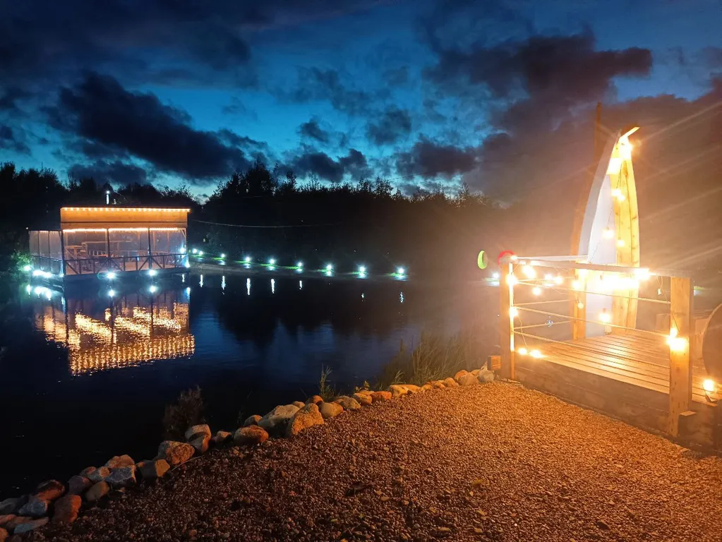 Коттедж с камином и большой террасой