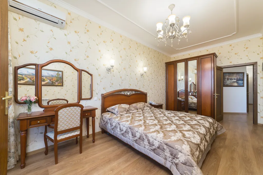 Женская большая комната в квартире