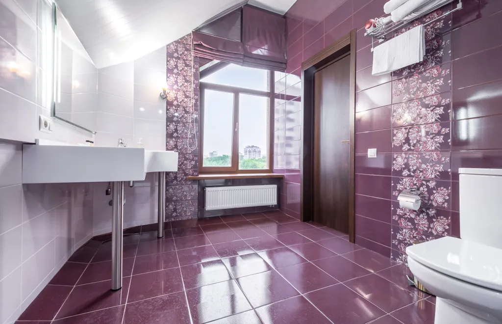 Элегантный номер с просторными окнами и высокими потолками ~ 5 метров!