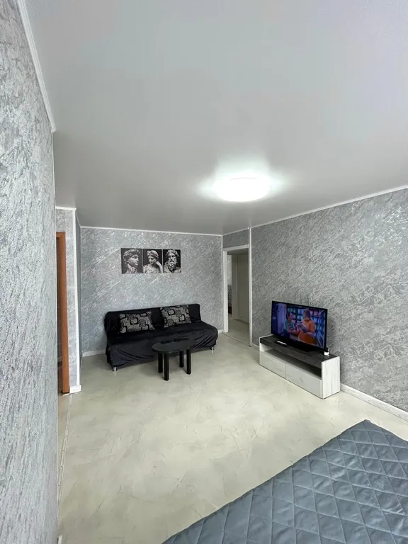 Светлая просторная квартира — аренда посуточно в Краснотурьинск