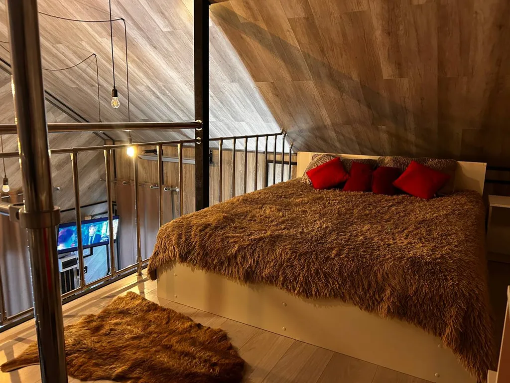 Дом с купелью и сауной, костровой зоной, мангалом и качелями