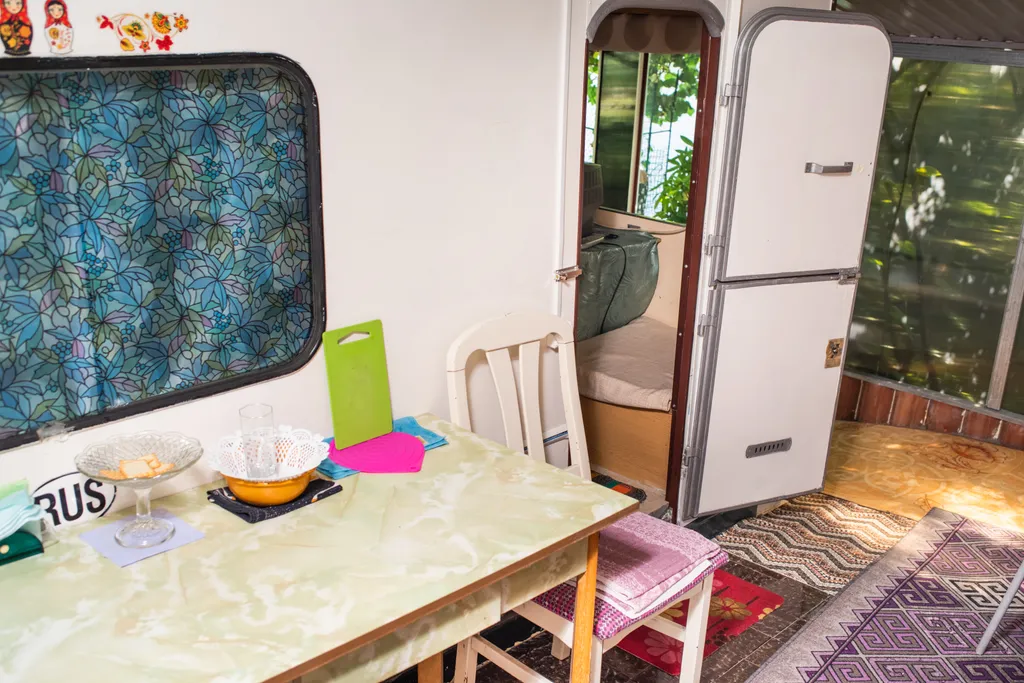 Уютный домик-трейлер в красивом саду