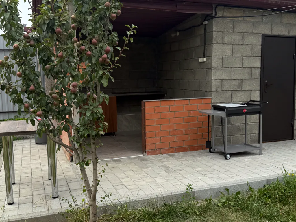 Новый дом в тихом месте недалеко от центра города