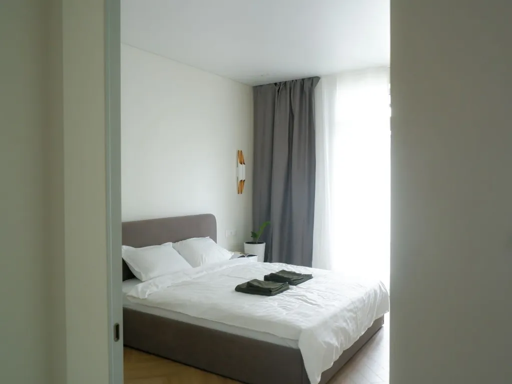 Новая дизайнерская квартира с видом на пруд