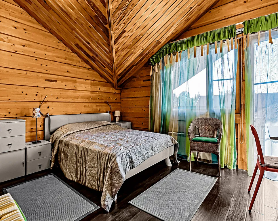 Коттедж с бассейном на берегу озера Порт Жемчужный