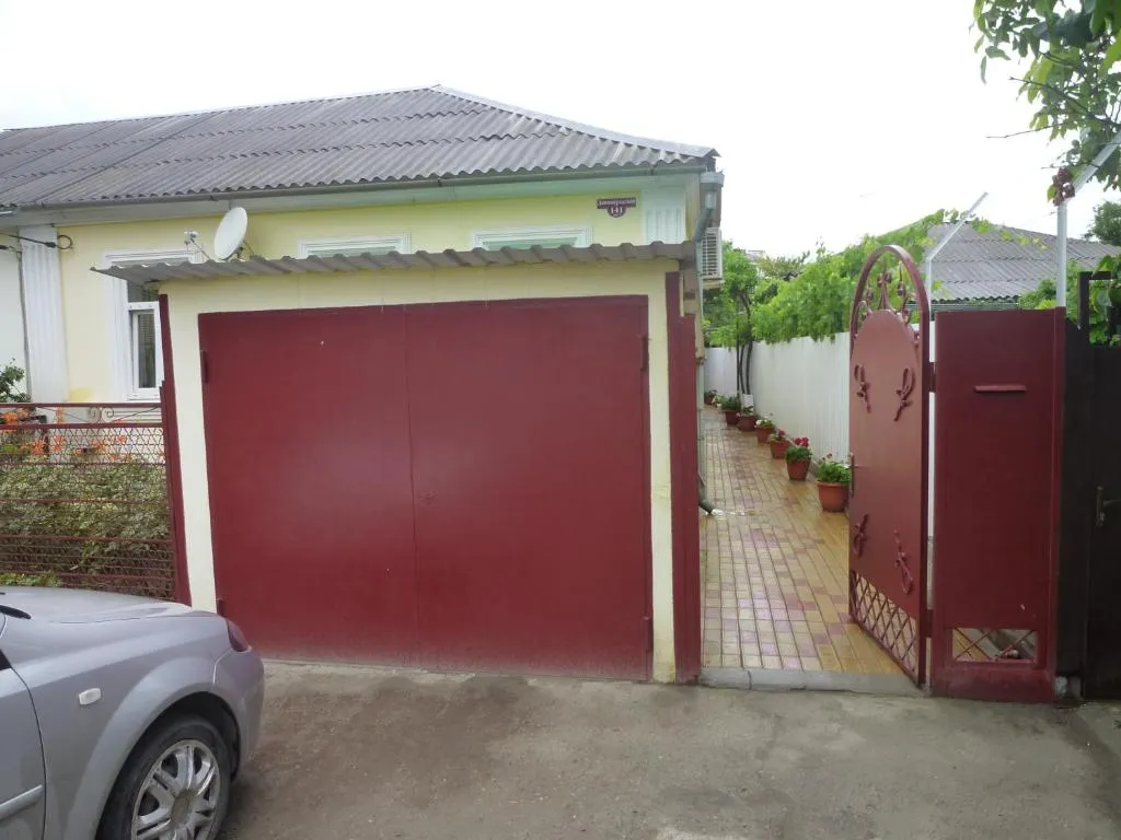 Уютная комната с большой кроватью