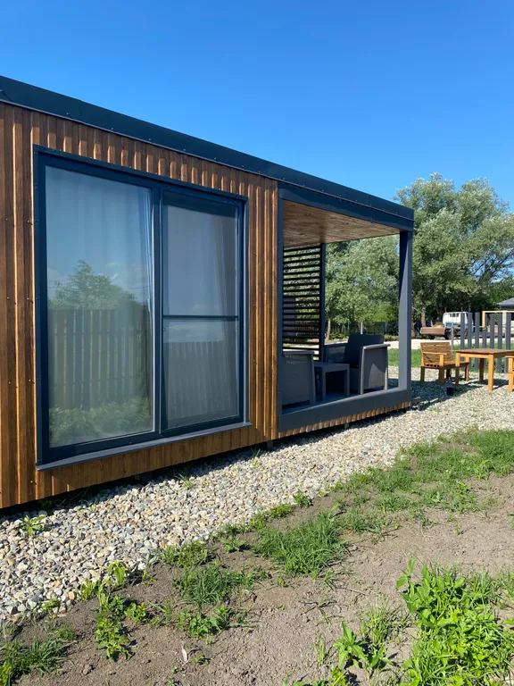 Домик с панорамными окнами и беседкой