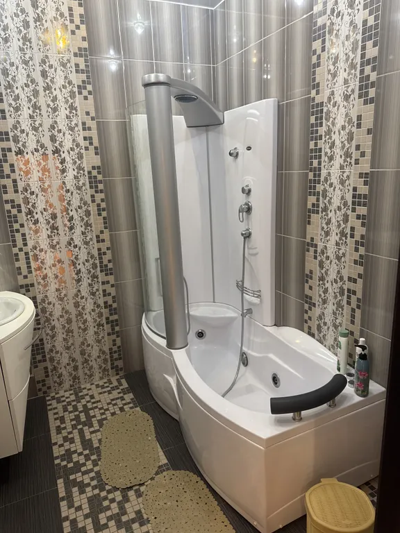 Элитная квартира с джакузи и прекрасным видом на город в самом центре