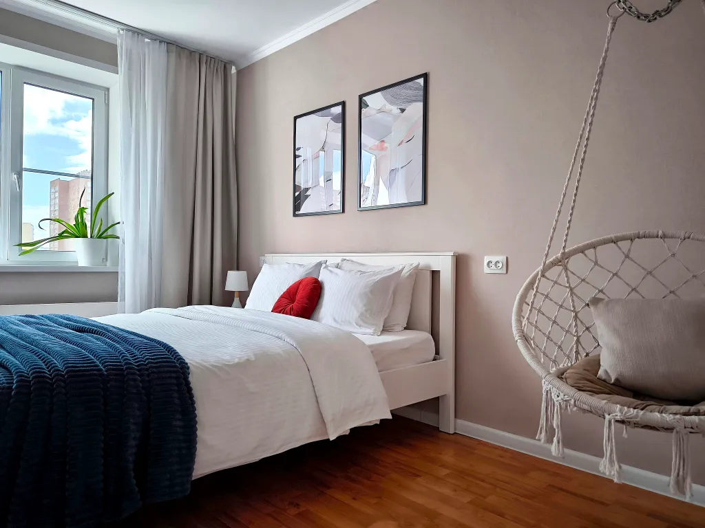 Солнечная двухкомнатная квартира с видом на город