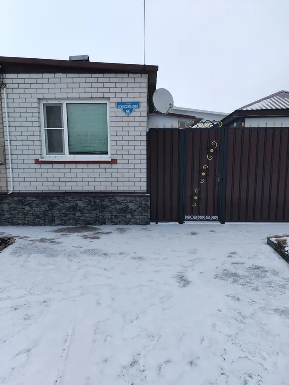 Дом недалеко от центра, во дворе беседка для отдыха