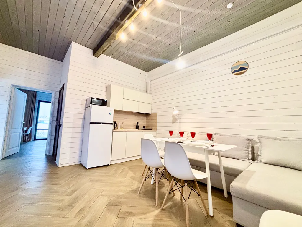 Квартира с видом на озеро и горы