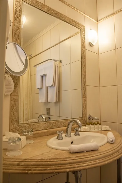 Номер 1-ой категории с видом на холм