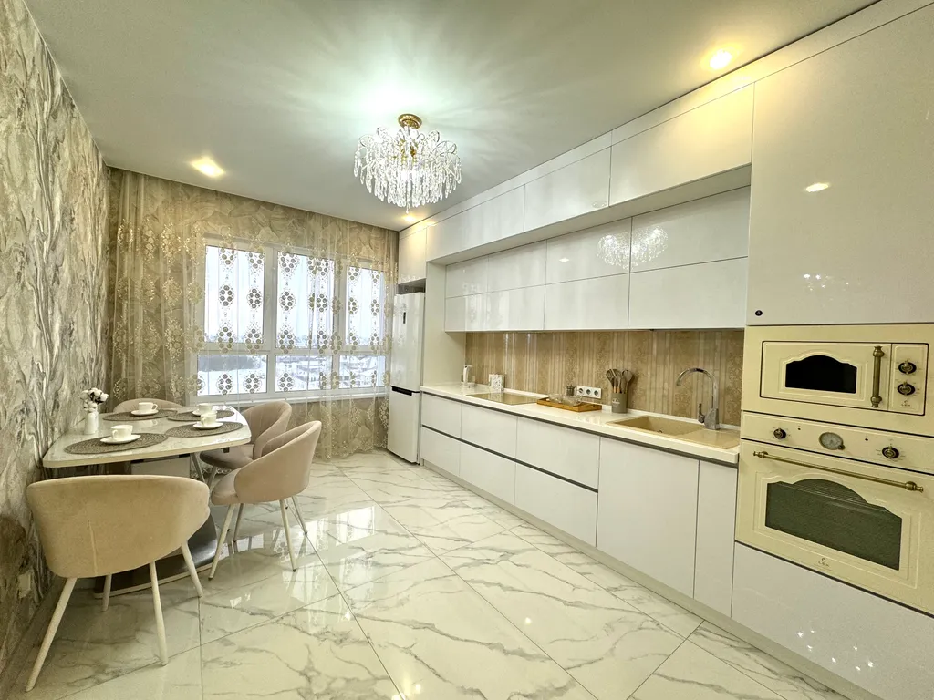 Апартаменты в античном стиле, с джакузи и красивым видом из окна