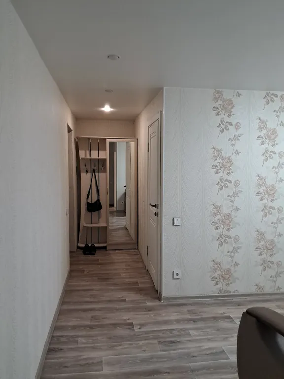 Двухкомнатная квартира недалеко от въезда в город со свежим ремонтом