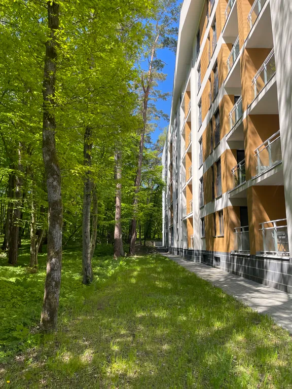 Апартаменты с балконом и видом на сосновый парк рядом с морем