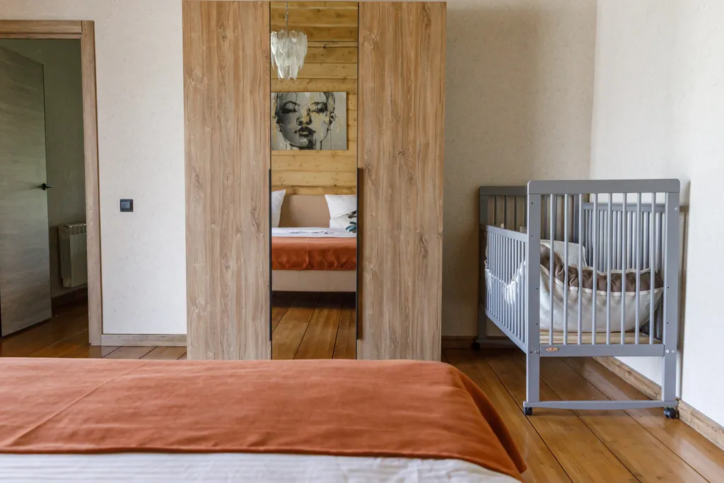 Трёхкомнатный коттедж в лесу у пруда