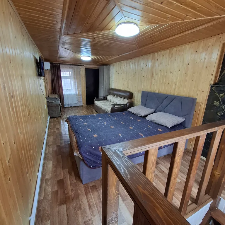 Домик у реки Дах с видом на горы