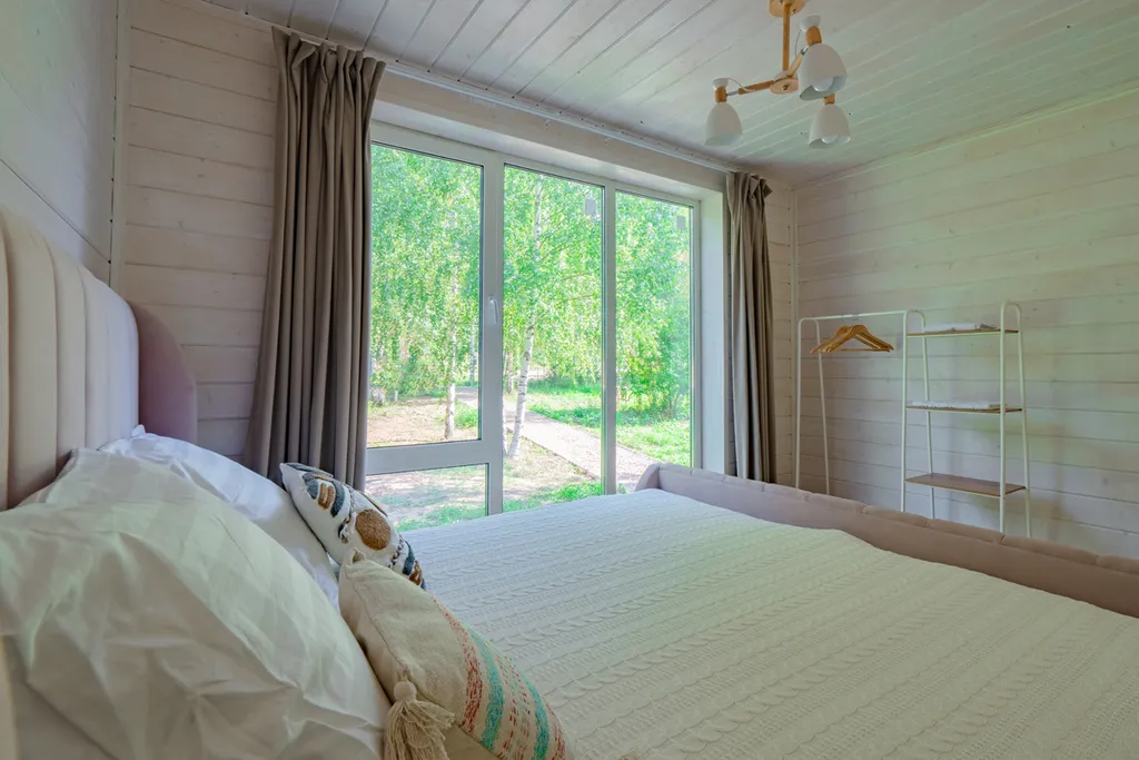 Дом с панорамным видом на озеро, большой