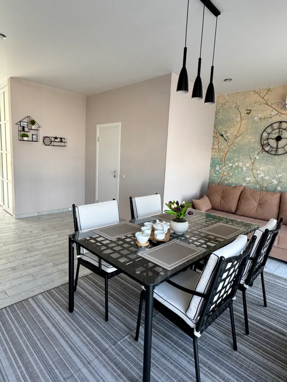 Дом с отдельным въездом и двором