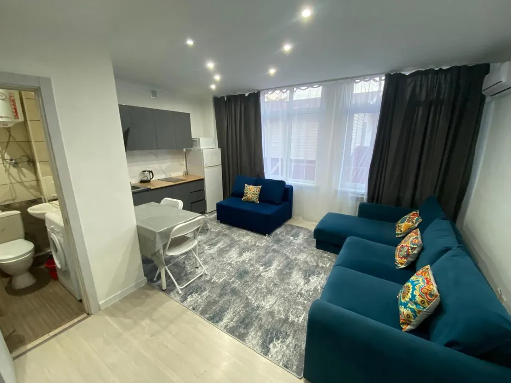 Уютная квартира-студия 20 минут от моря. Большие окна, вид на горы