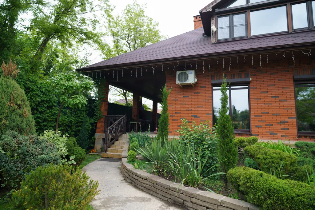 Загородный дом-шале "Pinebrook", аренда, у реки Дон. Сезонный бассейн.