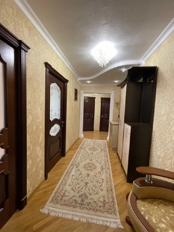 В центре