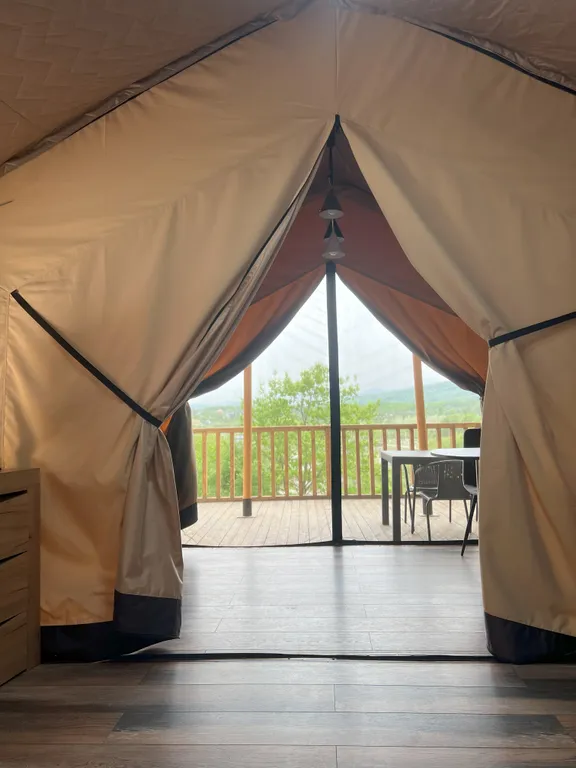 Сафари-тент с подогреваемым бассейном