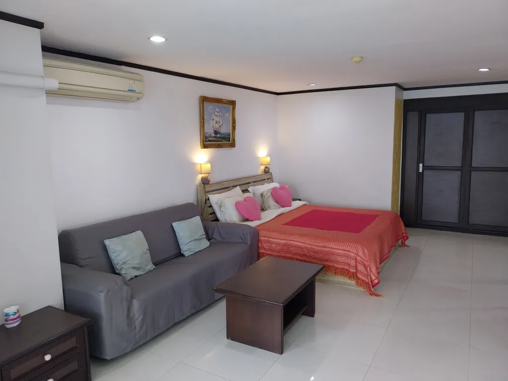 Студия с фронтальным видом на море