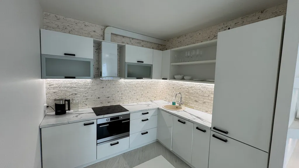 Светлые апартаменты в центре города с видом на озеро