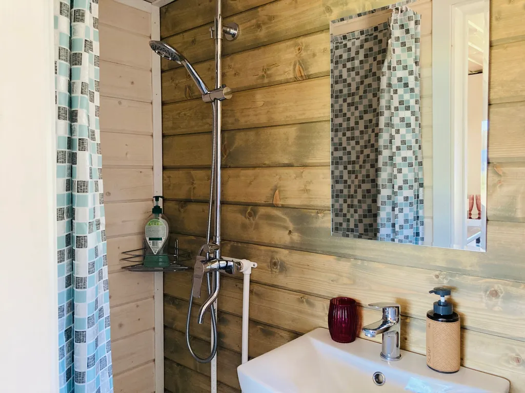 Домик с видом на озеро