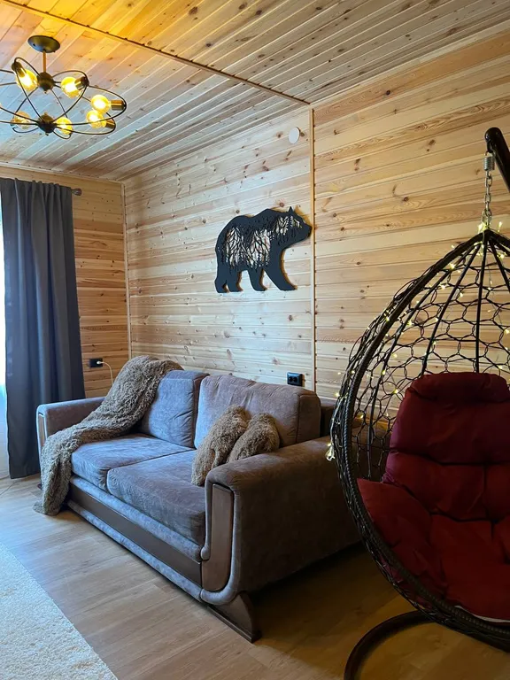 Уютный дом в лесу с видом на горы