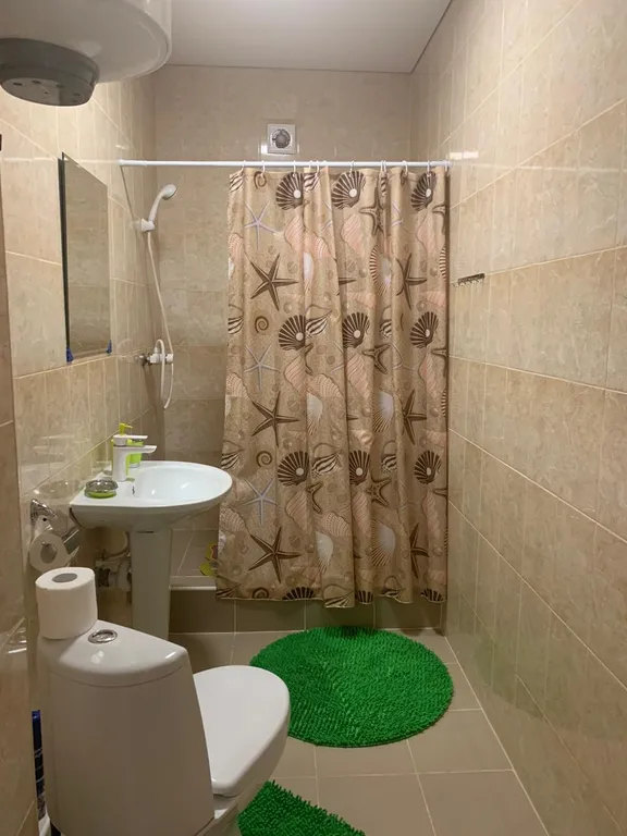 Двухкомнатная квартира со своей ванной комнатой и кухней