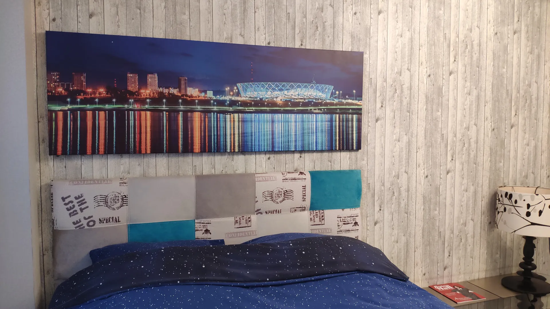 Спальня 2. Оформлена фотографиями современного Волгограда.