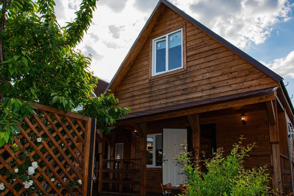 Деревянный экодом в идеально чистом месте