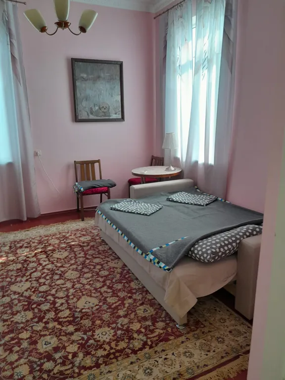 Большой двухэтажный дом с видом на горы