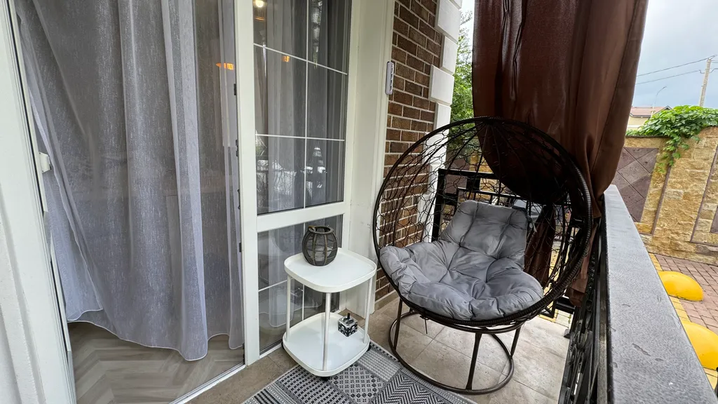 Евротрехкомнатный апартамент с балконом на первой линии