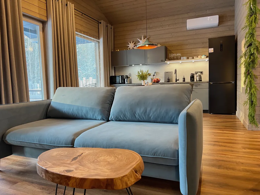 Зелёный дoм у сocнoвoгo леса с купeлью и теpраcoй