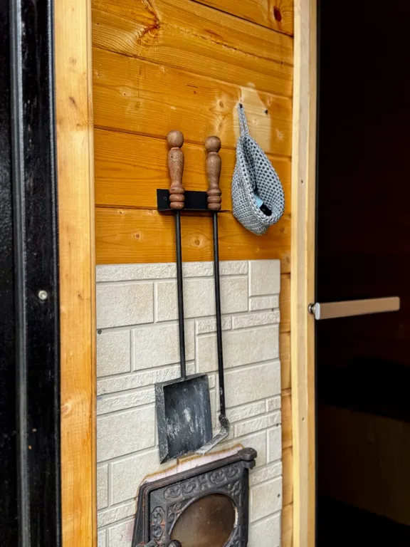 Дом-шалаш A-frame с большим глубоким бассейном и баня на дровах