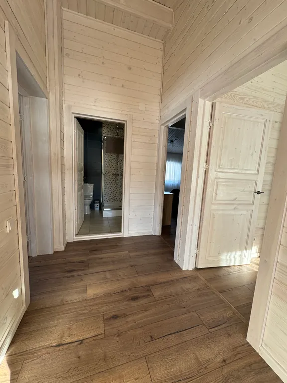 Большой дом у озера